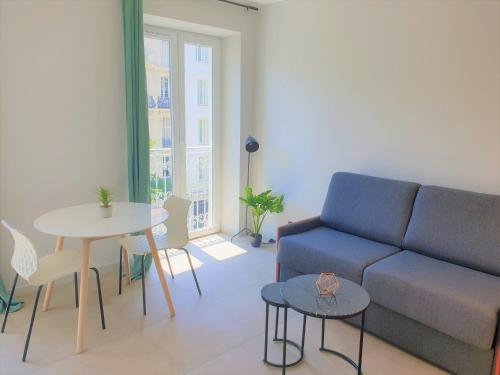 un salon avec un canapé et une table dans l'établissement STUDIO CENTRE MER 302, à Nice