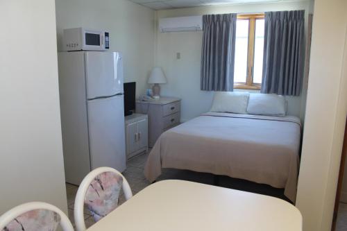 Condor Motel - Beach Block tesisinde bir odada yatak veya yataklar