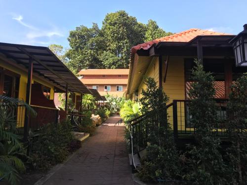 Ein Gehweg führt zu einem Haus mit einem Zaun. in der Unterkunft Ricci House Resort in Ko Lipe