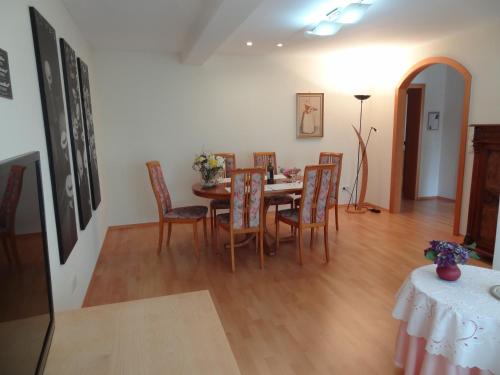 a dining room with a table and chairs at Ruhe - Oase am Eichwald in Bad Nauheim