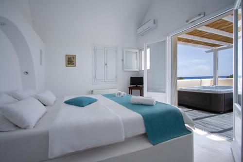 Ένα ή περισσότερα κρεβάτια σε δωμάτιο στο Sea Sound White Katikies