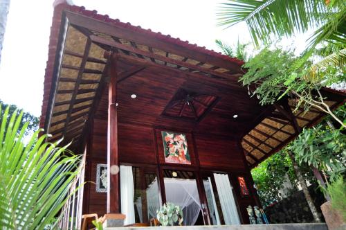 a small wooden house with a large window at Pondok Masa Depan in Sidemen