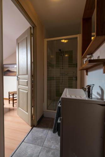 Η κουζίνα ή μικρή κουζίνα στο B&B Les Trois Voisins
