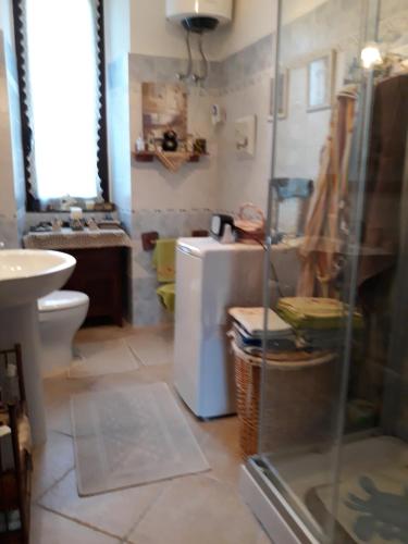 ein Bad mit einem Waschbecken und einem WC in einem Zimmer in der Unterkunft Camera per breve periodi in Iglesias