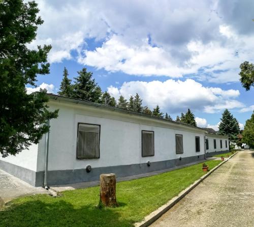 a building on the side of a road at Panoráma Üdülő in Aggtelek