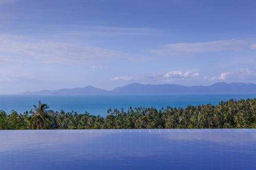 a swimming pool with a view of the ocean at villa Siam View Samui in Ban Bang Po