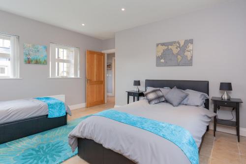 1 dormitorio con 2 camas en una habitación en Glenside Lodge en Ballymena