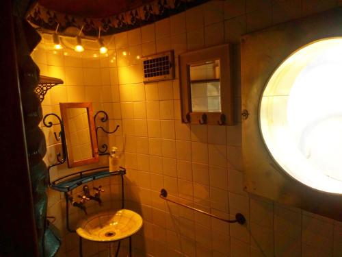 ein kleines Bad mit einem Waschbecken und einem Fenster in der Unterkunft Moinho da Senta in Rio Maior