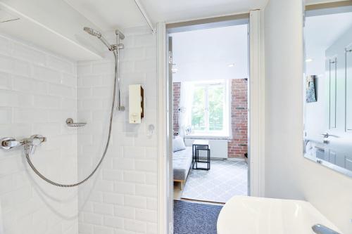 een badkamer met douche en wastafel bij Rotermann City Apartments in Tallinn