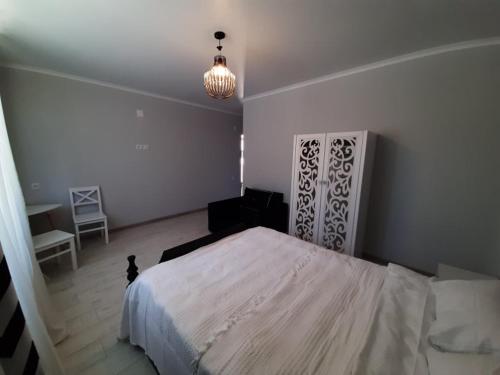 Un ou plusieurs lits dans un hébergement de l'établissement Guesthouse of Manoni Ratiani