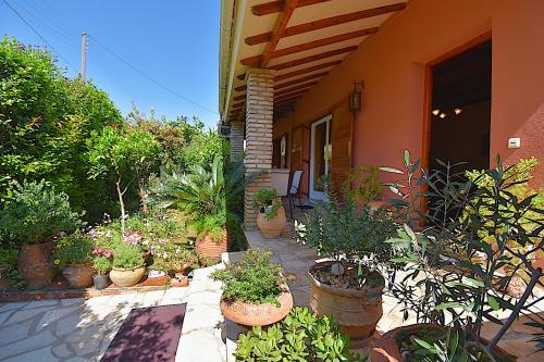 a bunch of potted plants sitting outside of a house at Studio Green in Ýpsos