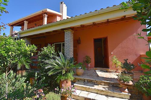a house with plants on the front of it at Studio Green in Ýpsos