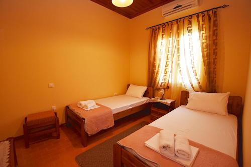 a small room with two beds and a window at Studio Green in Ýpsos