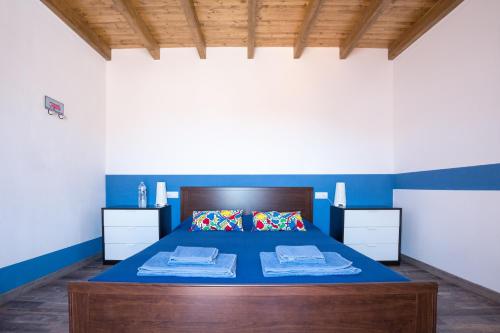 1 dormitorio con 1 cama grande y cabecero de madera en Suite Estrella Azul, en Gran Tarajal