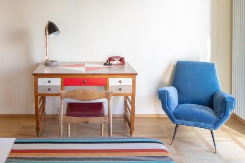 a desk with a chair and a desk with a lamp at Hotel Blu di Te in Santa Margherita Ligure