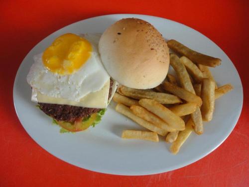 Makanan di atau berdekatan asrama
