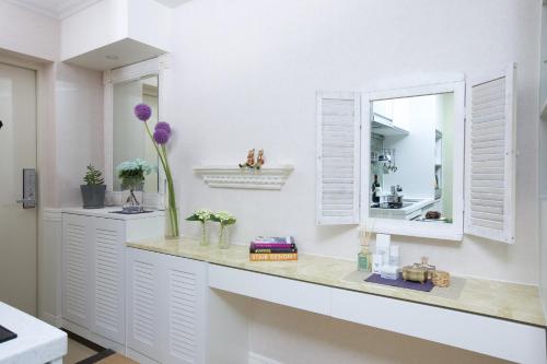 uma cozinha branca com um balcão e uma janela em Good Morning Residence Hue em Daejeon