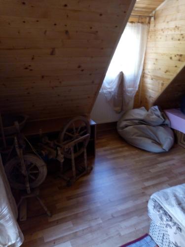Pokój na poddaszu z łóżkiem i oknem w obiekcie Chata Huty w mieście Huty