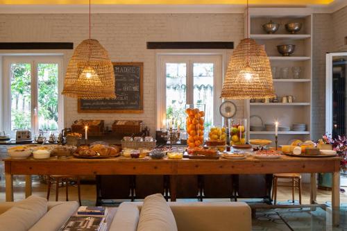 una mesa grande con comida en una habitación en Hotel Blu di Te en Santa Margherita Ligure