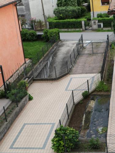 un conjunto de escaleras con una barandilla en un parque en B&B Primula House, en Carmignano di Brenta