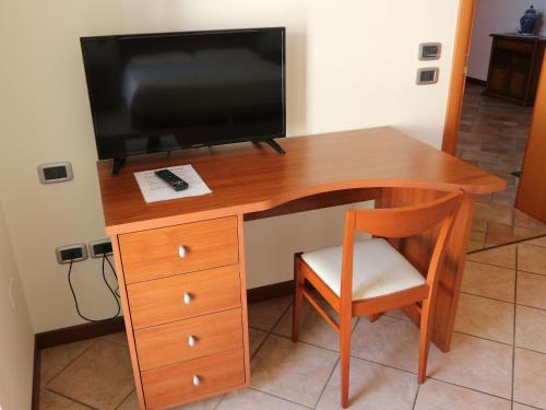 Una televisión o centro de entretenimiento en B&B Primula House