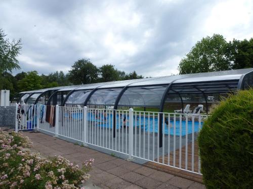 The swimming pool at or close to Camping La Pindière