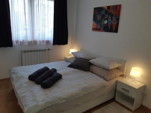 uma cama com duas almofadas num quarto em Apartment with garage Lavici em Zagreb