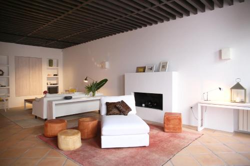 sala de estar con sofá blanco y TV en RONDAPLACE, en Ronda