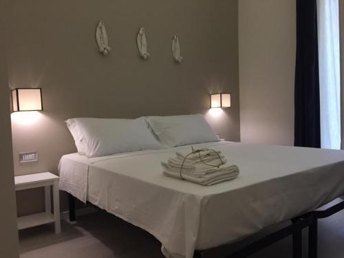 a white bed with two lights on top of it at Gatto Bianco Duchessa in Bari