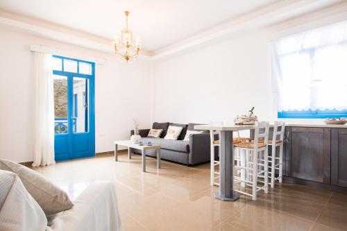 Poseidon Luxury Apartment في كارباثوس: غرفة معيشة مع أريكة وطاولة