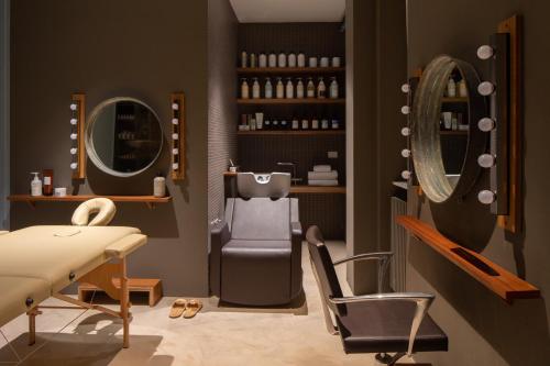 a therapy room with a chair and a mirror at Hotel Blu di Te in Santa Margherita Ligure