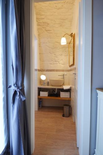 a hallway with a bathroom with a sink at La dimora di nonna Dora in Martina Franca