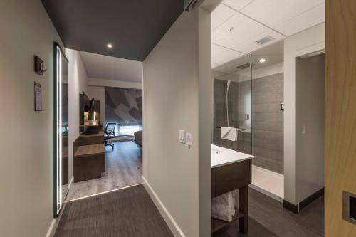 Koupelna v ubytování Hôtel & Suites Normandin Lévis
