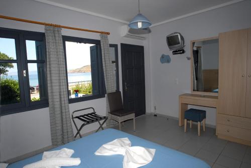 帕特雷Irene ROOMS & STUDIOS PETRA的一间带床的卧室，可欣赏海景