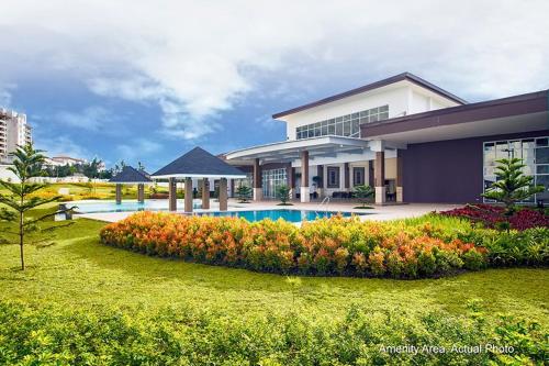 une maison avec une piscine en face d'un bâtiment dans l'établissement Your Home in Tagaytay, à Tagaytay