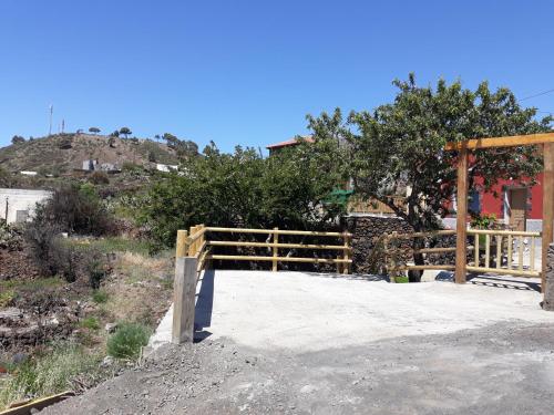 a wooden fence in front of a house at Casa rural meridiano in El Pinar del Hierro