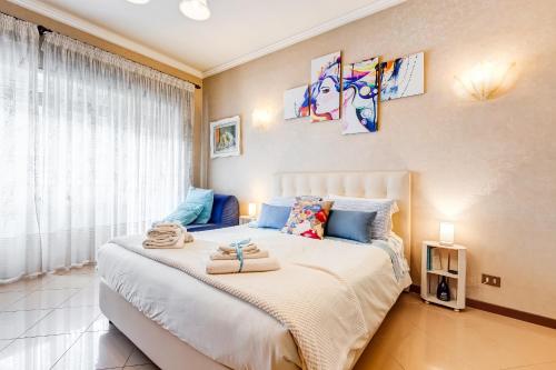 a bedroom with a large bed with towels on it at J.N.D.Holidays in Rome