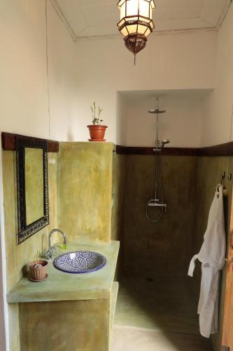 a bathroom with a sink and a mirror at Casa Colonial Koenig in São Filipe