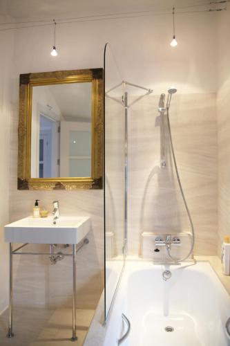 a bathroom with a shower and a sink and a tub at RONDAPLACE APTO in Ronda
