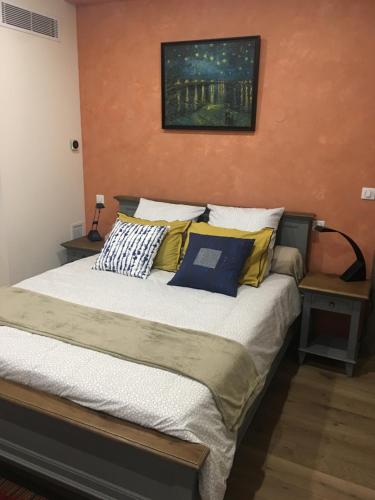 a bed with pillows on it in a room at Résidence Le Château - Parc Santa Lucia in Saint-Raphaël