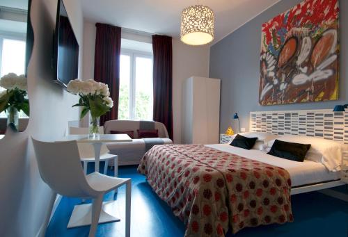 una camera con letto, tavolo e sedia di B&B Amor a Roma