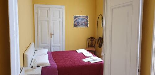 ローマにあるラ ブレッチャ ア ポルタ ピアのベッドルーム1室(赤いベッドカバー付)