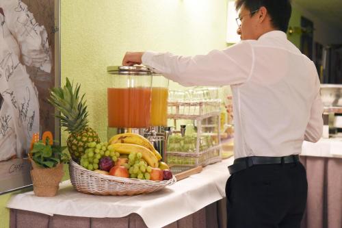 Comida en o cerca de este hotel