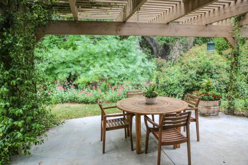 Κήπος έξω από το The Eden House Vineyard