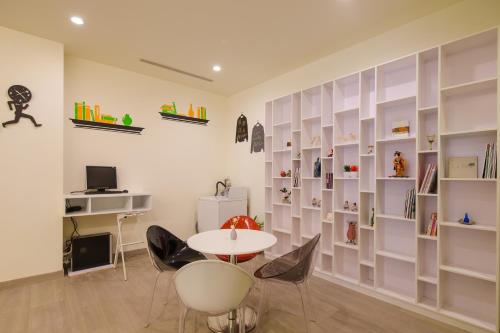a room with a table and chairs and shelves at Crystal Inn Sun Moon Lake in Yuchi