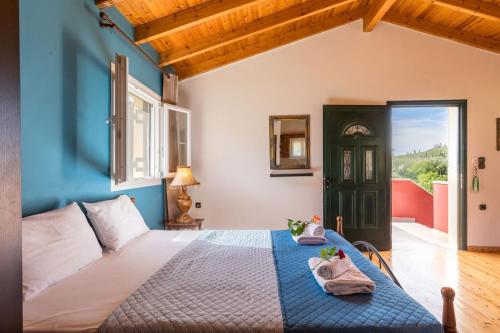 SinarádesにあるMalotu Resortのベッドルーム1室(靴付きのベッド1台付)
