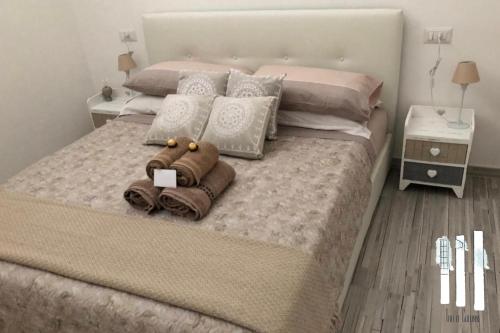 um quarto com uma cama com toalhas em Tra le Colonne em Pozzuoli