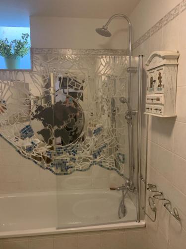 La salle de bains est pourvue d'une douche avec une porte en verre. dans l'établissement Casa Pepe, à Bologne