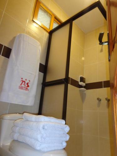 La salle de bains est pourvue d'une douche, de toilettes et de serviettes. dans l'établissement Pampa & Selva, à Rurrenabaque
