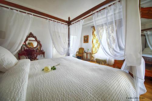 A bed or beds in a room at Maison d'hôtes de charme La Rose de Ducey près du Mont Saint Michel